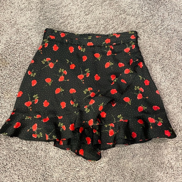 ZARA BLACK AND RED ROSE RUFFLE SKORT - Picture 2 of 5